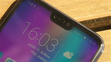 Velký displej telefonu dostal nahoře "obligátní" vykrojení, které se stává u... Velký displej telefonu dostal nahoře "obligátní" vykrojení, které se stává u...