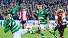 Záložník Sparty Rotterdam Stijn Spierings (vlevo) během derby proti Feyenoordu. Záložník Sparty Rotterdam Stijn Spierings (vlevo) během derby proti Feyenoordu.