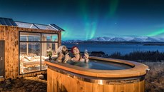 Příbytek Panorama Glass Lodge stojí na Islandu. Stěny a střecha ložnice jsou... Příbytek Panorama Glass Lodge stojí na Islandu. Stěny a střecha ložnice jsou...