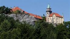 Hrubá Skála. Pvodní hrad Skála získal v 16. století rod Smiických a postupn...