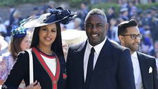 Herec Idris Elba a jeho snoubenka Sabrina Dhowreová na svatb prince Harryho a ...