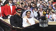Princ Harry a Meghan Markle pi jízd koárem po Windsoru (19. kvtna 2018)