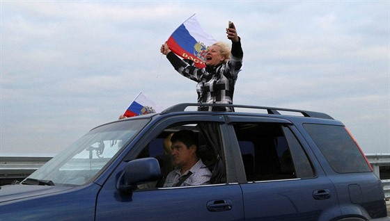 Rusové oslavují zprovoznní Krymského mostu, který spojil ruskou pevninu s...