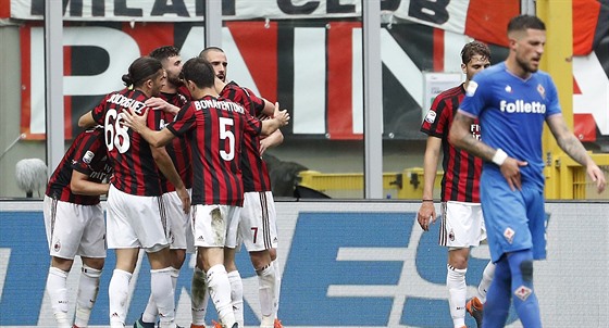 AC Milán se raduje z gólu Patricka Cutroneho do sít Fiorentíny