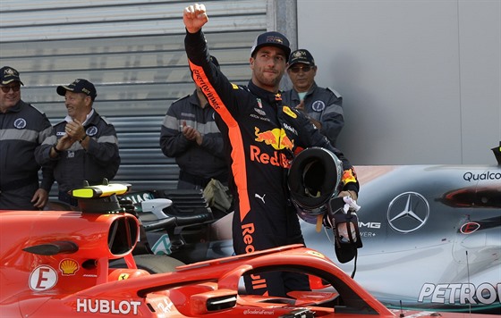 Australan Daniel Ricciardo ze stáje Red Bull se raduje z výhry v kvalifikaci na...