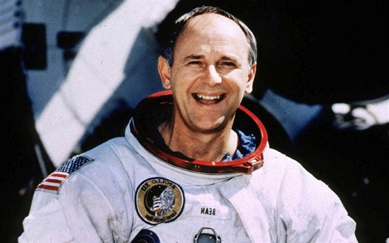 Astronaut Alan Bean ve vku 66 let pózuje ve skafandru v Johnsonovu vesmírném...