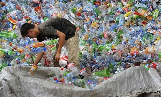 Na dvorku shromaovala taky plné plast, úedníci ji dali k soudu. Ilustraní foto