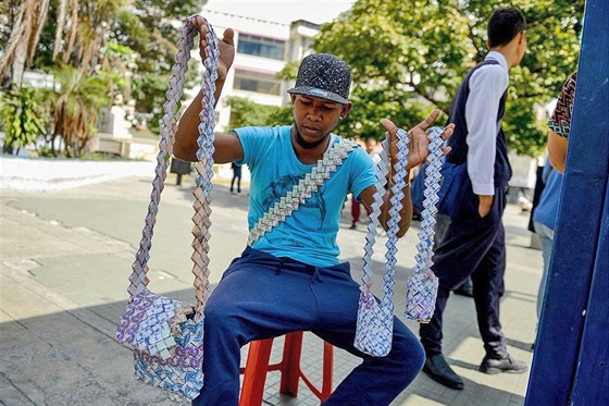 Ptadvacetiletý Wilmer Rojas z Caracasu vyrábí kabelky z devalvovaných...