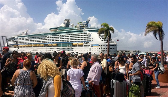 Cestující ekají v portorickém pístavu na nalodní na plavidlo spolenosti...