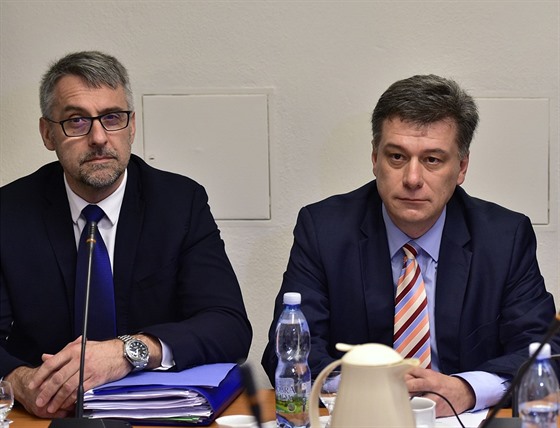 Ministr vnitra Lubomír Metnar (vlevo) vysvtloval snmovní komisi pro kontrolu...