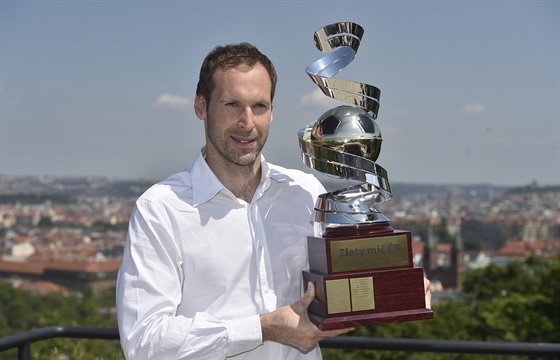 Branká Petr ech  s trofejí pro vítze ankety  Zlatý mí.