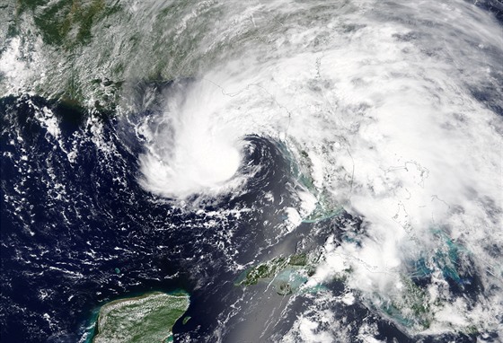 Subtropická boue Alberto blíící se k Florid na satelitním snímku NASA (28....