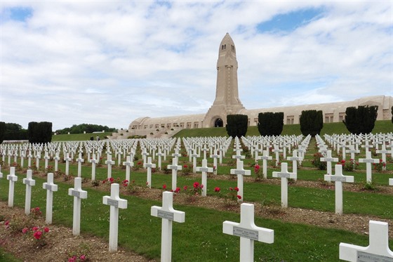 Na pohebiti nedaleko pevnosti Douaumont leí 130 tisíc nmeckých i...