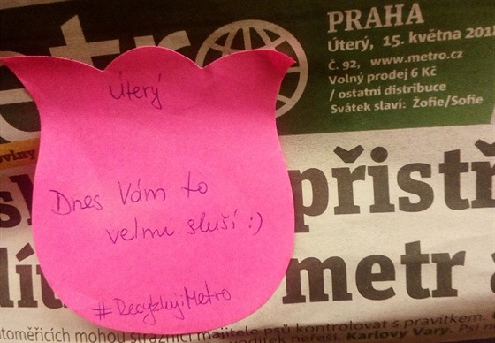 Vzkazy na deníku Metro pro lepí náladu.