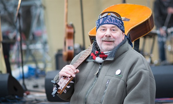 Zdenk Hrachový, jemu málokdo ekne jinak ne Hrach, je kapelníkem Fleretu.