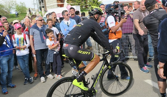 MÍSTO, PROSÍM. Roman Kreuziger mezi diváky za cílem 18. etapy Gira.