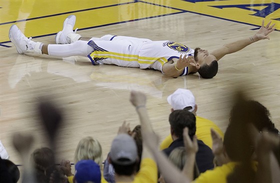 Stephen Curry z Golden State oslavuje v lee, fanouci mu aplaudují.