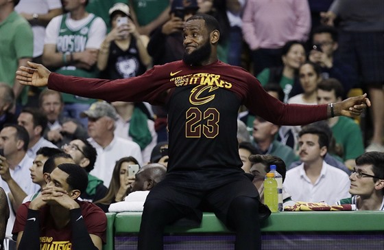 LeBron James z Clevelandu u tuí, e tentokrát v Bostonu nevyhraje.