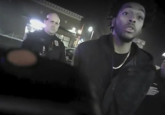 Konflikt basketbalisty Sterlinga Browna s policisty zachycený policejní kamerou.