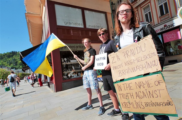 tpán Hýsek (vpravo) organizoval protestní akci proti kvtnovému pochodu...