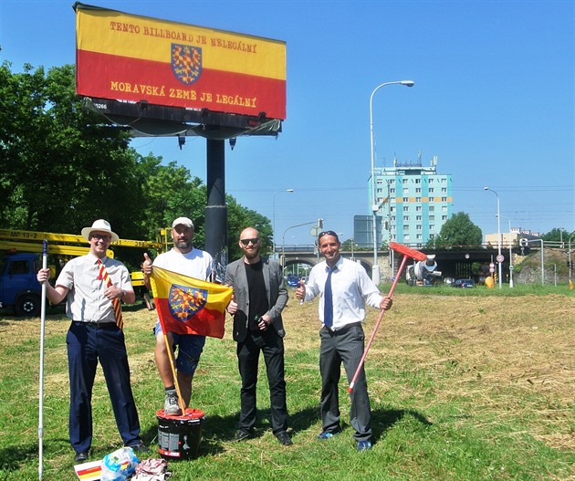 lenové Moravského zemského hnutí pelepili v Brn ti billboardy moravskou...