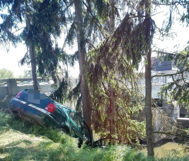 Auto zstalo zaklínné mezi smrky.