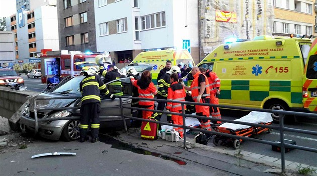 U dopravní nehody zasahovali hasii, policisté i záchranái. I msttí...