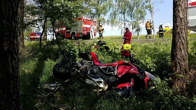 Boní stet s autem nepeil tyiaedesátiletý cizinec na motorce.