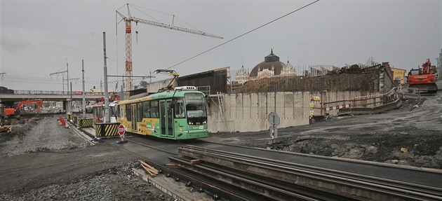 Kvli práci na výstavb ochranného rámu nad tratí nebudou jezdit tramvaje kolem...