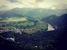 hrad Strečno a Malá Fatra z rozhledny na vrchole Špicáku hrad Strečno a Malá Fatra z rozhledny na vrchole Špicáku