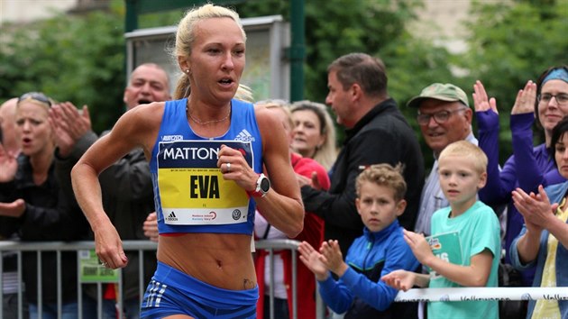 Eva Vrabcová- Nývltová na trati půlmaratonu v Karlových Varech. Eva Vrabcová- Nývltová na trati půlmaratonu v Karlových Varech.