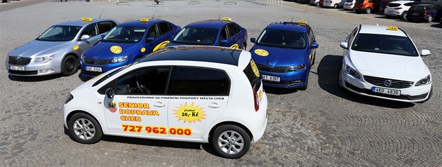 Vozy, které fungují v režimu senior taxi, na chebském náměstí před Špalíčkem.... Vozy, které fungují v režimu senior taxi, na chebském náměstí před Špalíčkem....
