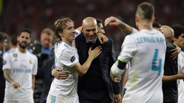 Luka Modrič z Realu Madrid (vlevo) objímá trenéra Zinédina Zidanea po výhře ve... Luka Modrič z Realu Madrid (vlevo) objímá trenéra Zinédina Zidanea po výhře ve...