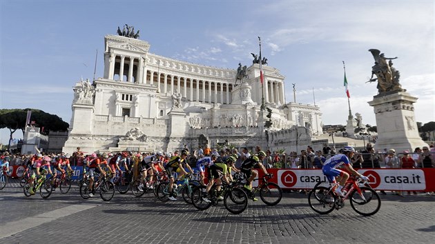 Peloton vyjížďkovým tempem obkroužil tři kola, když se k vozidlu rozhodčích... Peloton vyjížďkovým tempem obkroužil tři kola, když se k vozidlu rozhodčích...