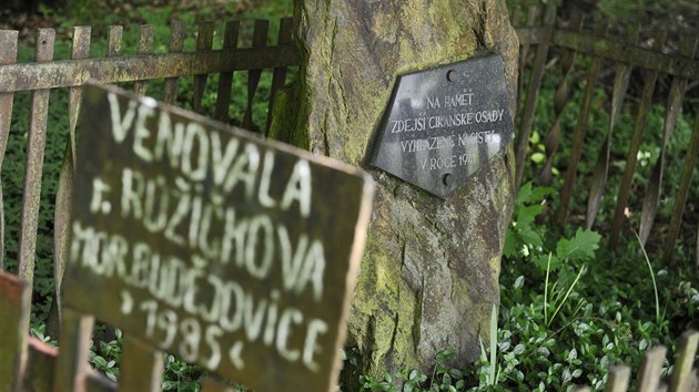 V Bohusoudově, pár metrů od včelínů a ve stínu stromů, je ukryt v ohrádce ze... V Bohusoudově, pár metrů od včelínů a ve stínu stromů, je ukryt v ohrádce ze...