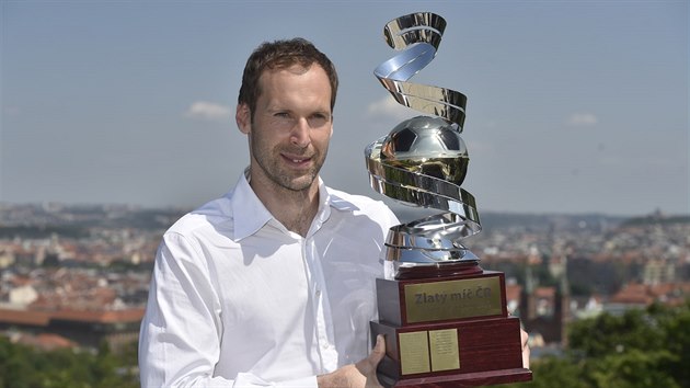 Brankář Petr Čech s trofejí pro vítěze ankety Zlatý míč. Brankář Petr Čech s trofejí pro vítěze ankety Zlatý míč.