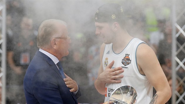 Luka Dončič z Realu Madrid přebírá od Dušana Ivkoviče cenu pro nejužitečnějšího... Luka Dončič z Realu Madrid přebírá od Dušana Ivkoviče cenu pro nejužitečnějšího...