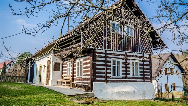 Pěnčín, Albrechtice u Turnova, okres Liberec. Dobová roubenka s podkrovím a... Pěnčín, Albrechtice u Turnova, okres Liberec. Dobová roubenka s podkrovím a...