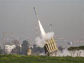 Izraelsk protiraketov systm Iron Dome zasahuje nedaleko msta Adod proti...