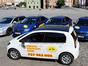 Vozy, které fungují v režimu senior taxi, na chebském náměstí před Špalíčkem.... Vozy, které fungují v režimu senior taxi, na chebském náměstí před Špalíčkem....
