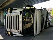 Řidič kamionu vjel pod železniční most v Ústí nad Orlicí. Po nárazu se kolos... Řidič kamionu vjel pod železniční most v Ústí nad Orlicí. Po nárazu se kolos...