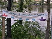 Do Mokřadu se dle nápisu dostanete i lodí.