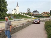 Na křižovatce Pod Kalvárií u kaple sv. Kříže se buduje od začátku dubna kruhový... Na křižovatce Pod Kalvárií u kaple sv. Kříže se buduje od začátku dubna kruhový...