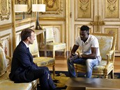 Mamoudou Gassama pi setkn s francouzskm prezidentem Emanuelem Macronem....