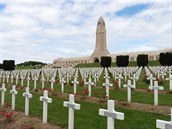 Na pohřebišti nedaleko pevnosti Douaumont leží 130 tisíc německých i...