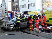 U dopravní nehody zasahovali hasiči, policisté i záchranáři. I městští... U dopravní nehody zasahovali hasiči, policisté i záchranáři. I městští...