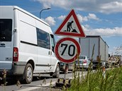 Na obchvatu Třebechovic se tvoří kolony aut (21. 5. 2018). Na obchvatu Třebechovic se tvoří kolony aut (21. 5. 2018).