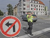 Rušnou křižovatku Rokycanské třídy s Masarykovou a Dlouhou ulicí v Plzni řídí... Rušnou křižovatku Rokycanské třídy s Masarykovou a Dlouhou ulicí v Plzni řídí...