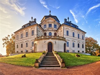 Barokní zámek Karlova Koruna u Chlumce nad Cidlinou patří rodině Kinských.
