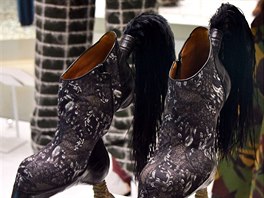 Bizarní boty z peí Bird-witched shoes od japonské designérky jménem Masaya...